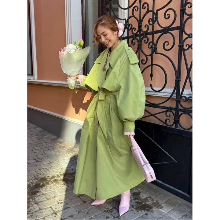 Cappotto trench oversize elegante da donna con cintura in vita e maniche a palloncino, perfetto per outerwear primaverile.