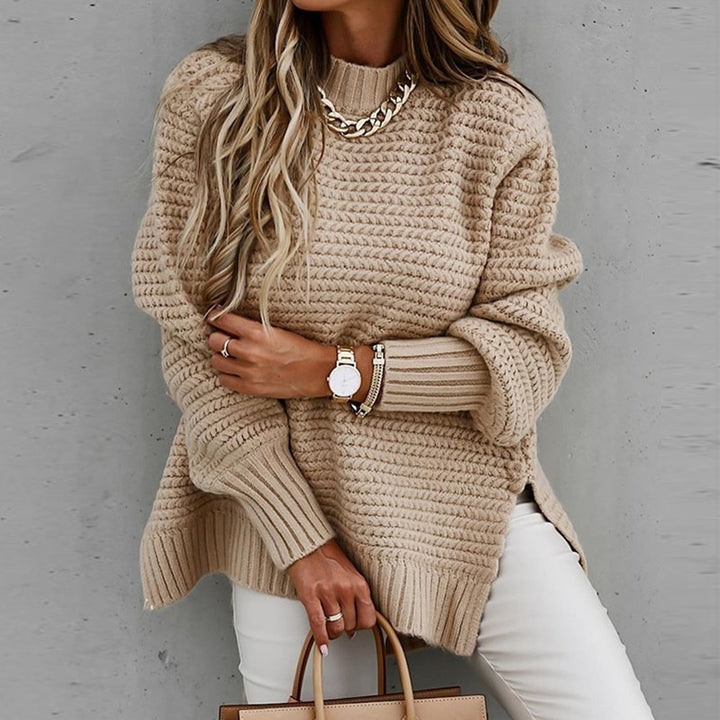 Maglione donna oversize con collo alto e spacco laterale. Stile casual moderno per l'autunno.