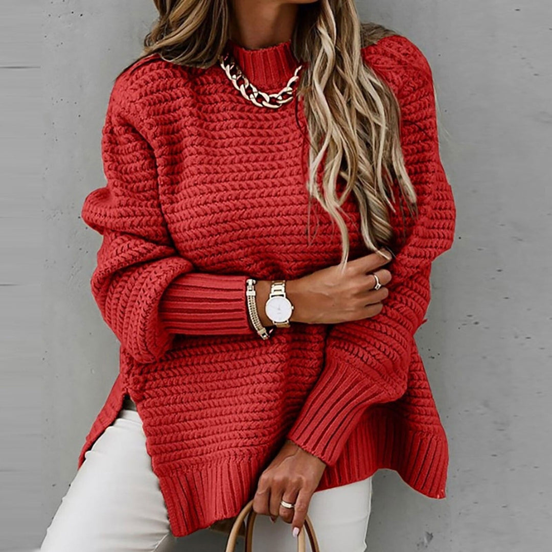 Maglione donna casual-elegante oversize. Collo alto e spacco laterale per un look versatile quotidiano.