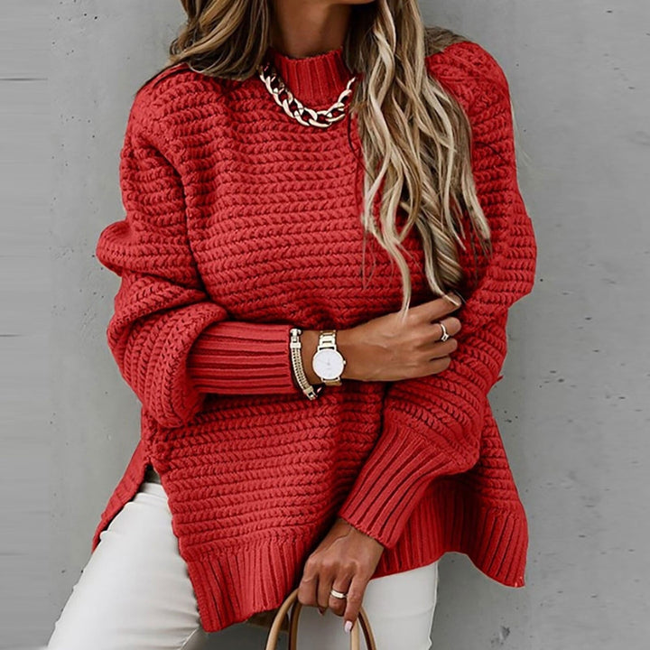 Maglione donna casual-elegante oversize. Collo alto e spacco laterale per un look versatile quotidiano.