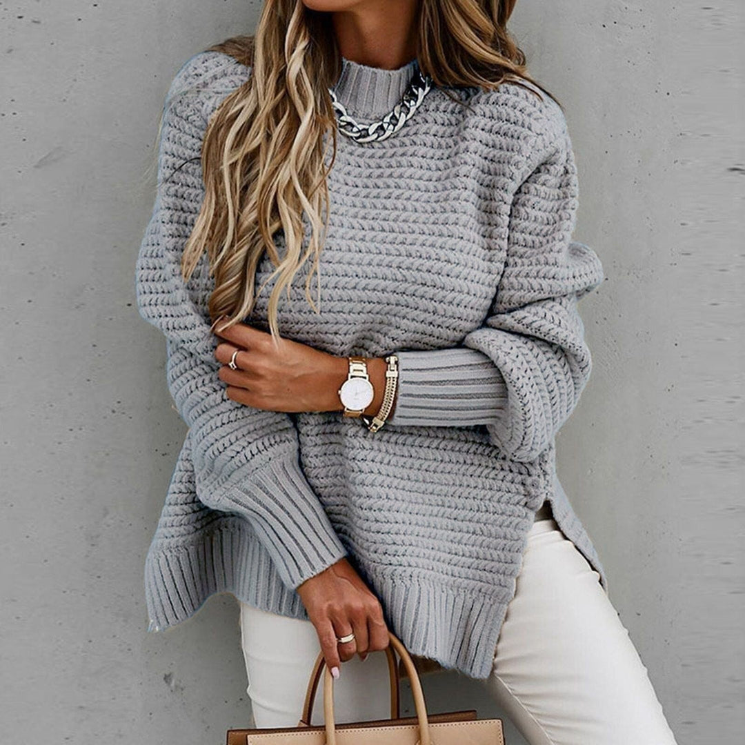 Maglione oversize donna con collo alto e spacco. Perfetto per un look comodo, alla moda, stile autunnale.