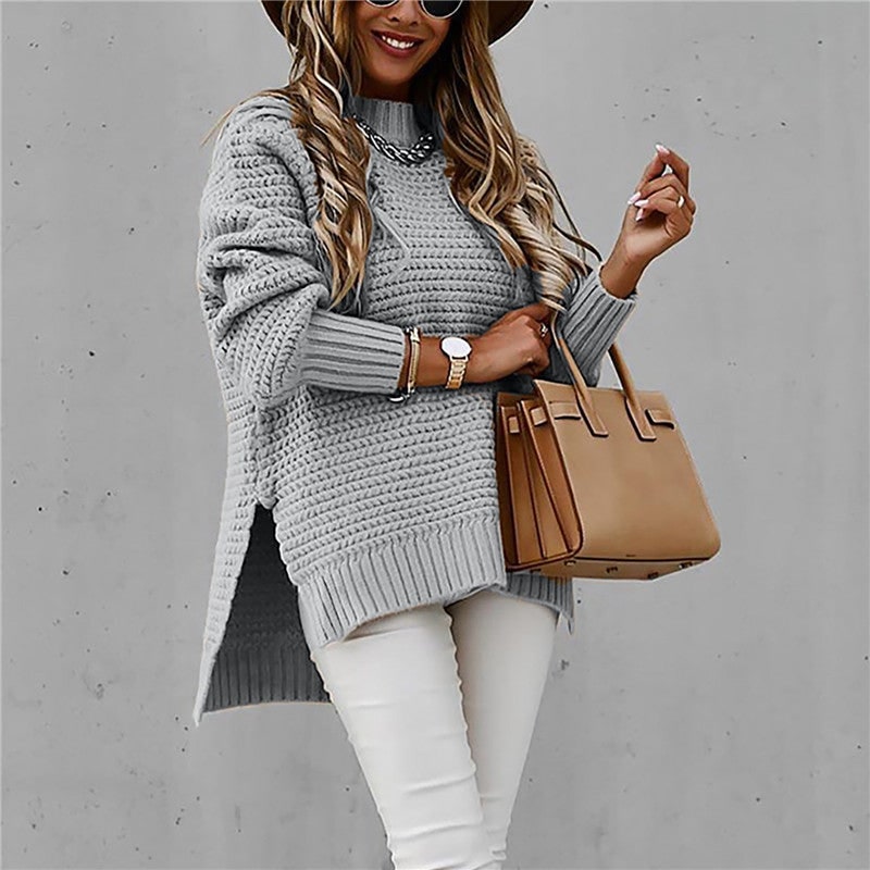 Maglione donna oversize a collo alto con spacco laterale. Pullover comodo per la moda autunnale.