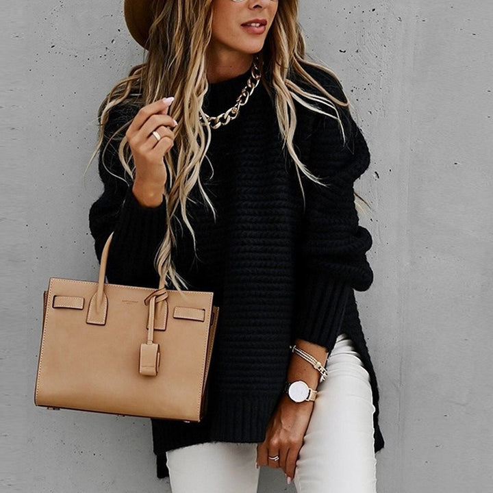 Maglione donna oversize a collo alto. Design con spacco laterale per un look casual e moderno.