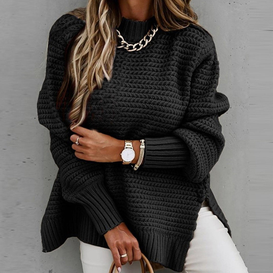 Moda autunnale: maglione donna oversize a collo alto con spacco laterale. Per un comfort quotidiano.