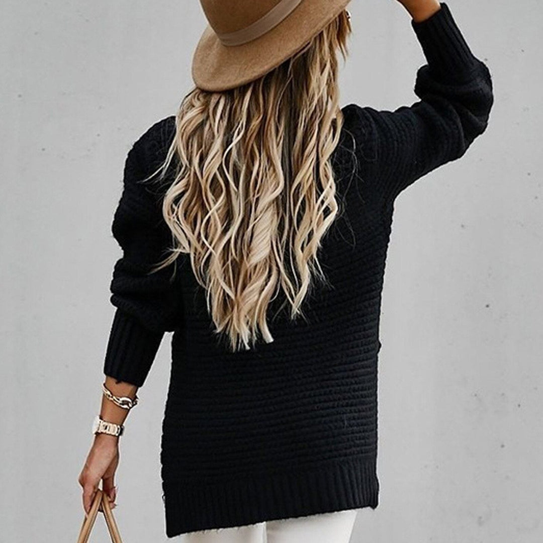 Maglione donna con spacco laterale, collo alto e taglio oversize. Pullover casual per stile e comfort.