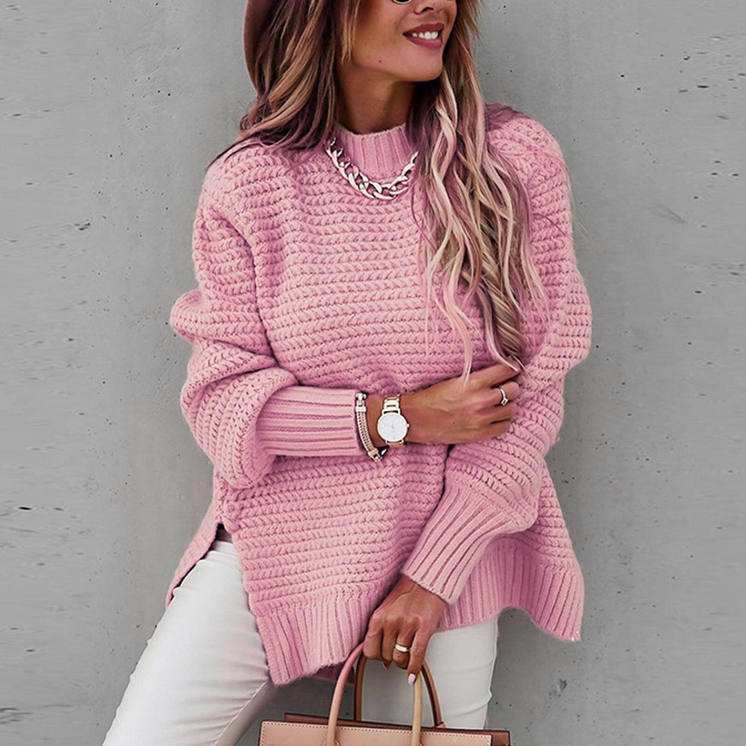 Pullover donna oversize, collo alto, spacco laterale. Stile moderno ed elegante per il comfort autunnale.