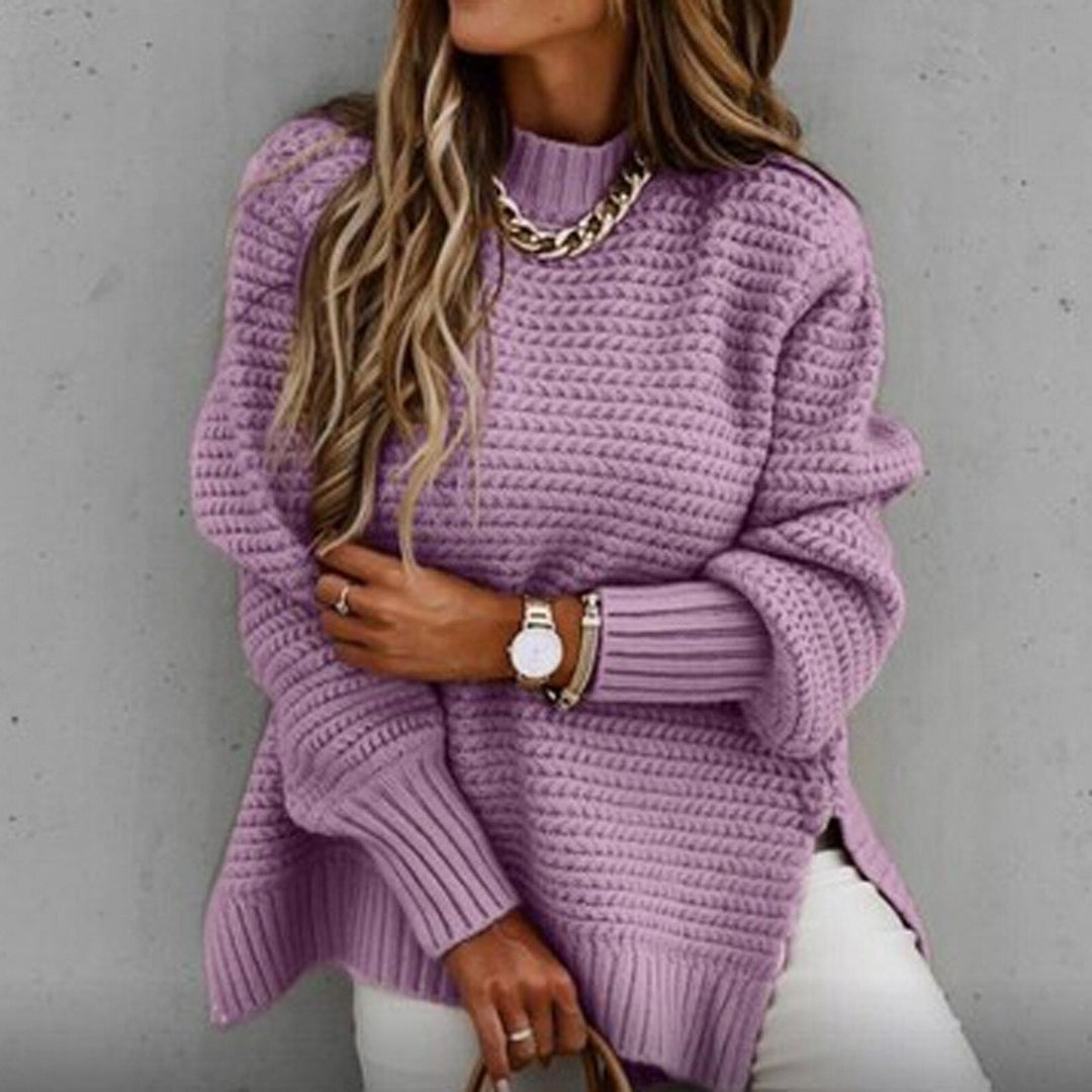 Morbido maglione oversize donna a collo alto con spacco laterale. Ideale per la moda autunnale e il comfort.
