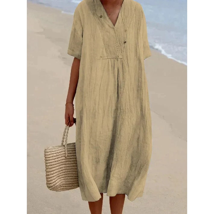 Dettaglio frontale del vestito midi da donna oversize con scollo a V profondo e maniche corte leggere.