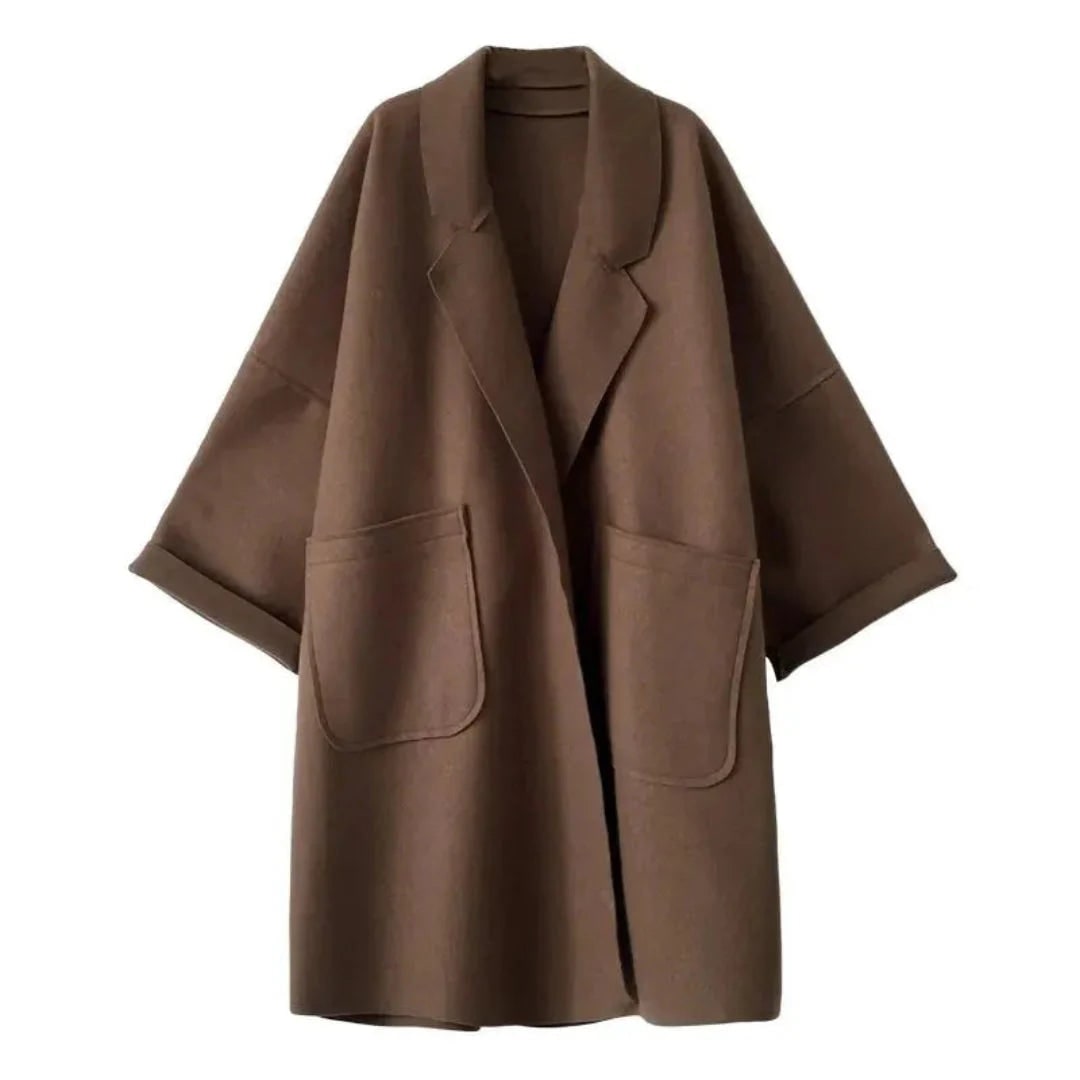 Cappotto trench oversize donna con revers dentellato e tasche, ideale per un look autunnale elegante e moderno.