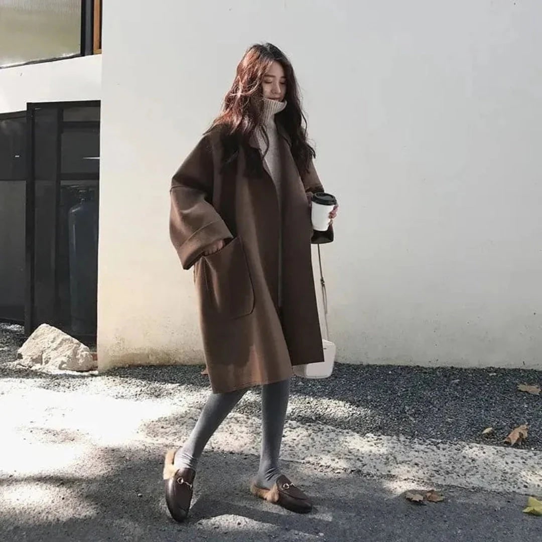 Trench oversize donna casual chic, giacca lunga con revers dentellato per comfort e stile moderno in mezza stagione.