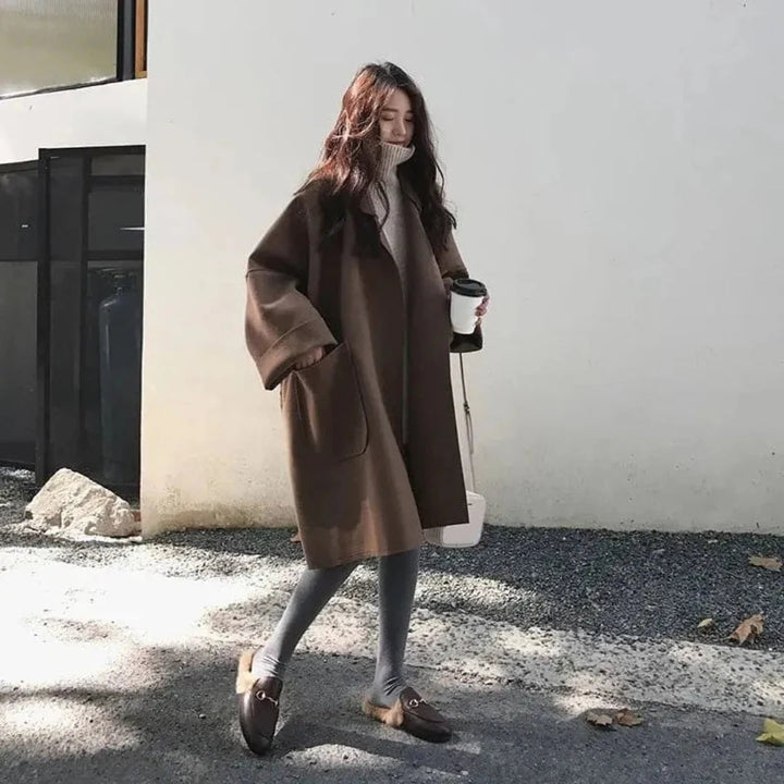 Trench oversize donna casual chic, giacca lunga con revers dentellato per comfort e stile moderno in mezza stagione.