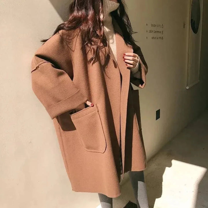 Elegante cappotto trench oversize da donna con revers dentellato, versatile per look a strati autunno/inverno.