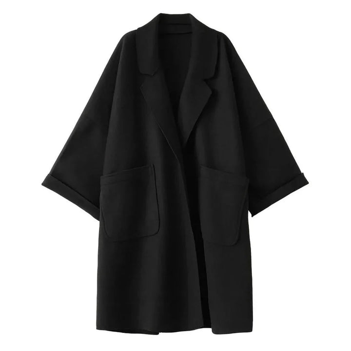 Cappotto da donna oversize con revers dentellato e tasche a toppa, perfetto per un look di moda moderno e chic.