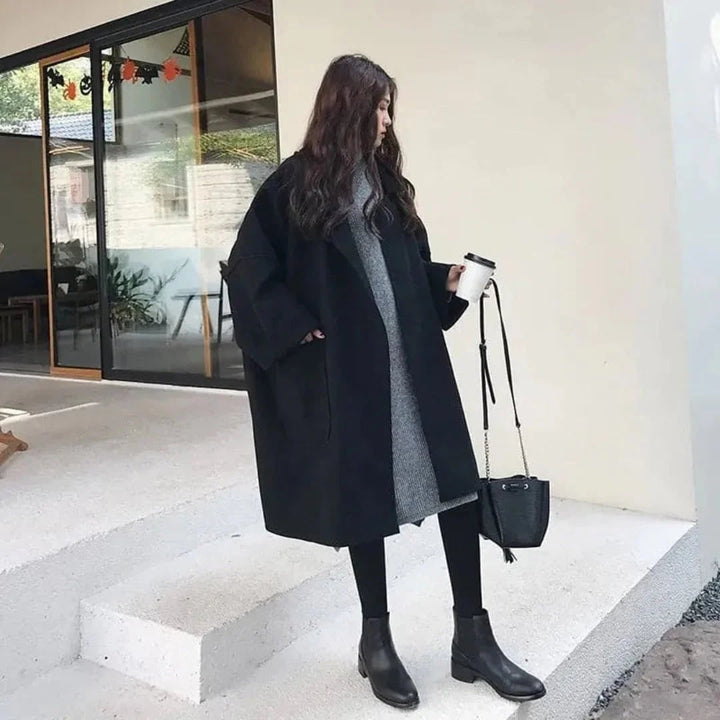 Giacca lunga trench oversize da donna, con revers dentellato, comoda e stilosa, perfetta per l'autunno e l'inverno.