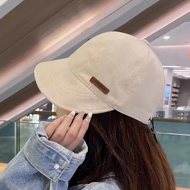 Accessorio viaggio donna: cappello pieghevole con tesa larga, regolabile, protezione UV.