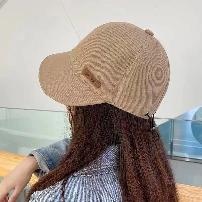 Protezione solare chic: cappello da donna pieghevole, con tesa larga e laccetto elegante.
