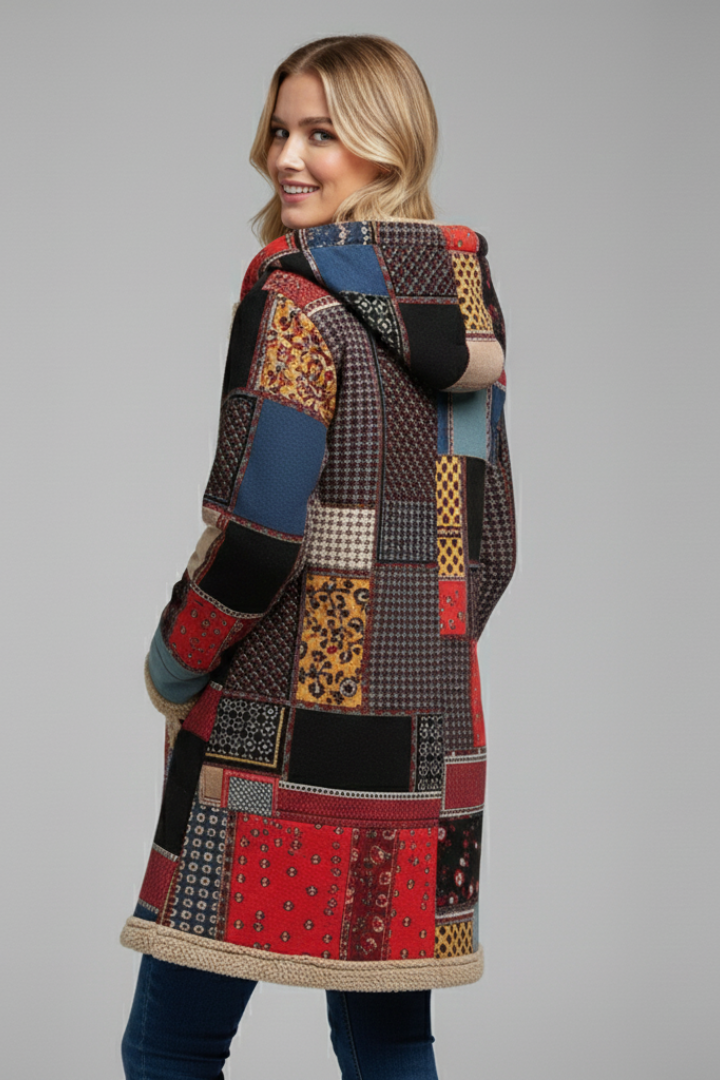 Giacca donna invernale patchwork, calda e confortevole, con cappuccio. Capispalla casual per moda femminile.