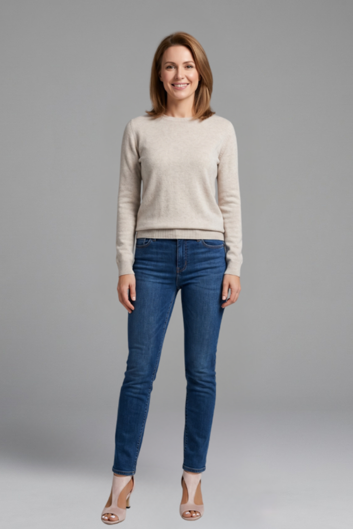 Eleganti sandali donna peep toe con intagli e zip. Perfetti per un look casual chic estivo, moda e comodità.