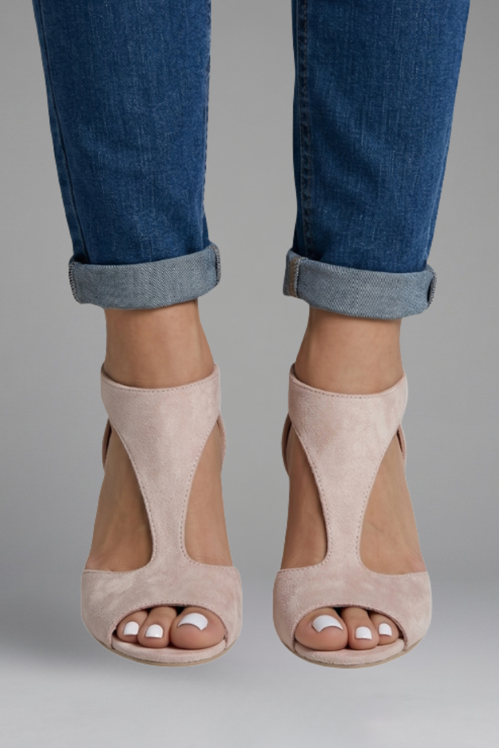 Calzature donna estive: sandali peep toe con intagli decorativi e pratica zip posteriore. Tacchi aperti comodi.