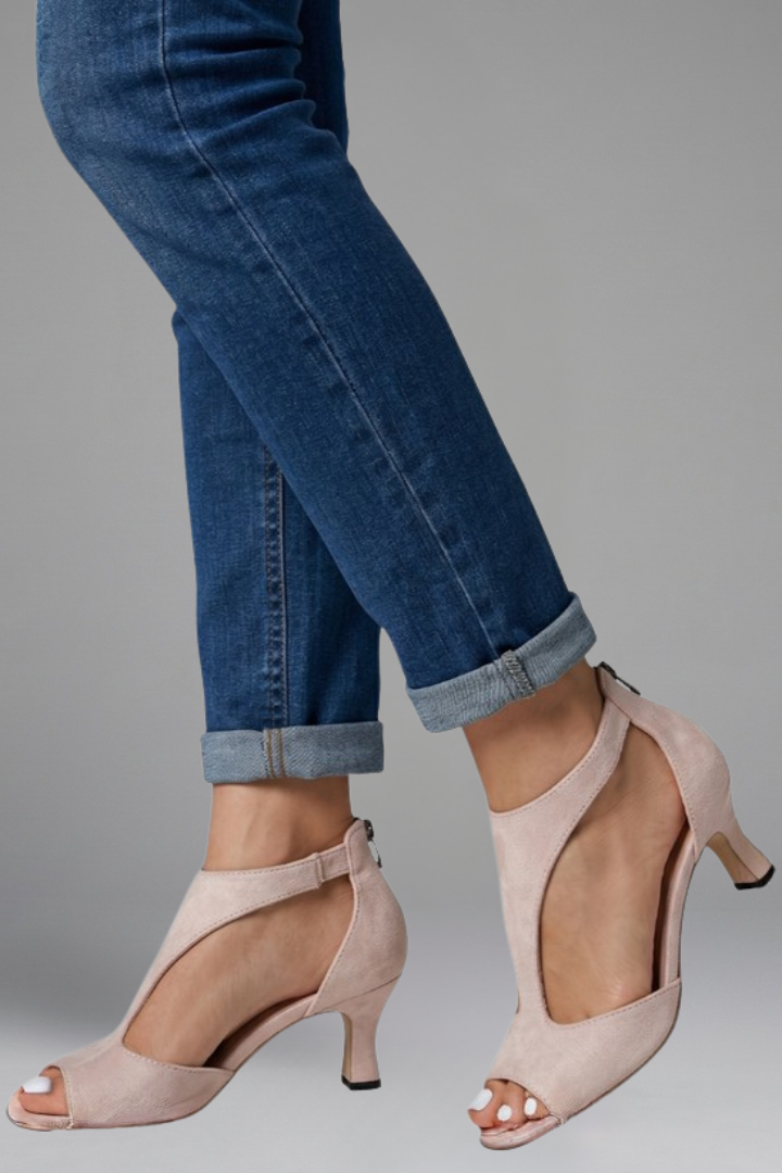 Sandali donna con intagli unici e zip posteriore per calzata facile. Peep toe, tacchi medi, stile estivo chic.