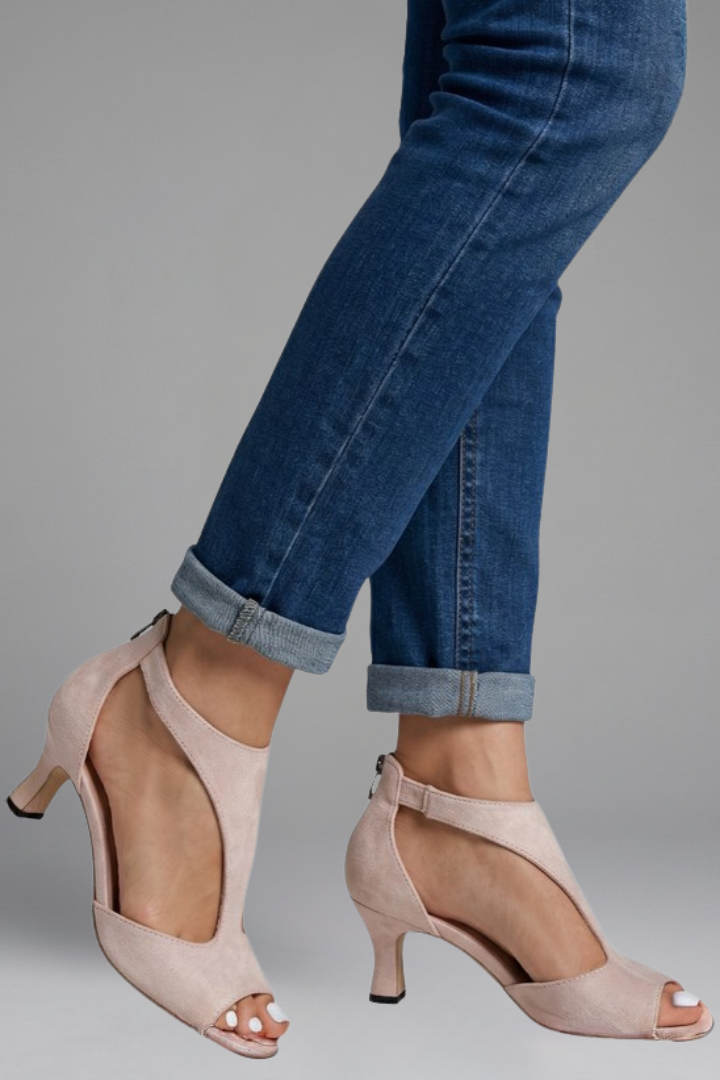 Moda donna: sandali peep toe estivi con intagli raffinati e zip. Calzature comode ed eleganti per ogni occasione.
