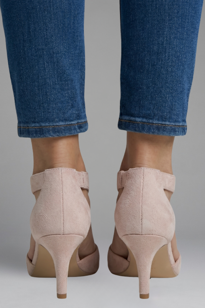 Sandali donna eleganti peep toe con intagli dettagliati. Tacchi medi e zip posteriore per comfort e stile estivo.