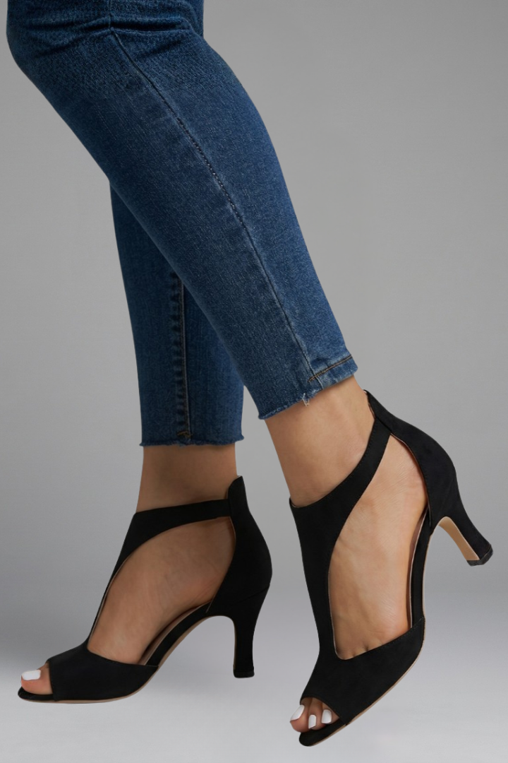 Sandali donna casual chic peep toe con intagli e zip. Scarpe estive alla moda, versatili e con tacchi comodi.