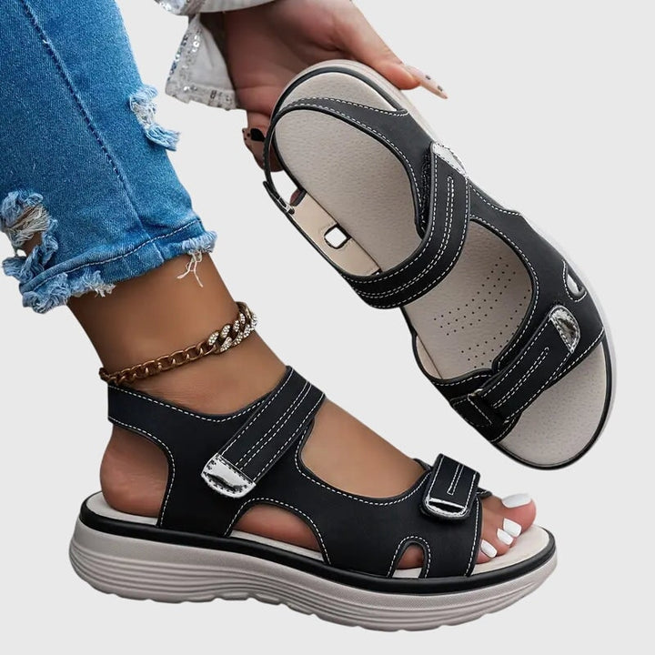 Sandali comfort donna con supporto ortopedico per arco plantare, ideali per calzature estive.