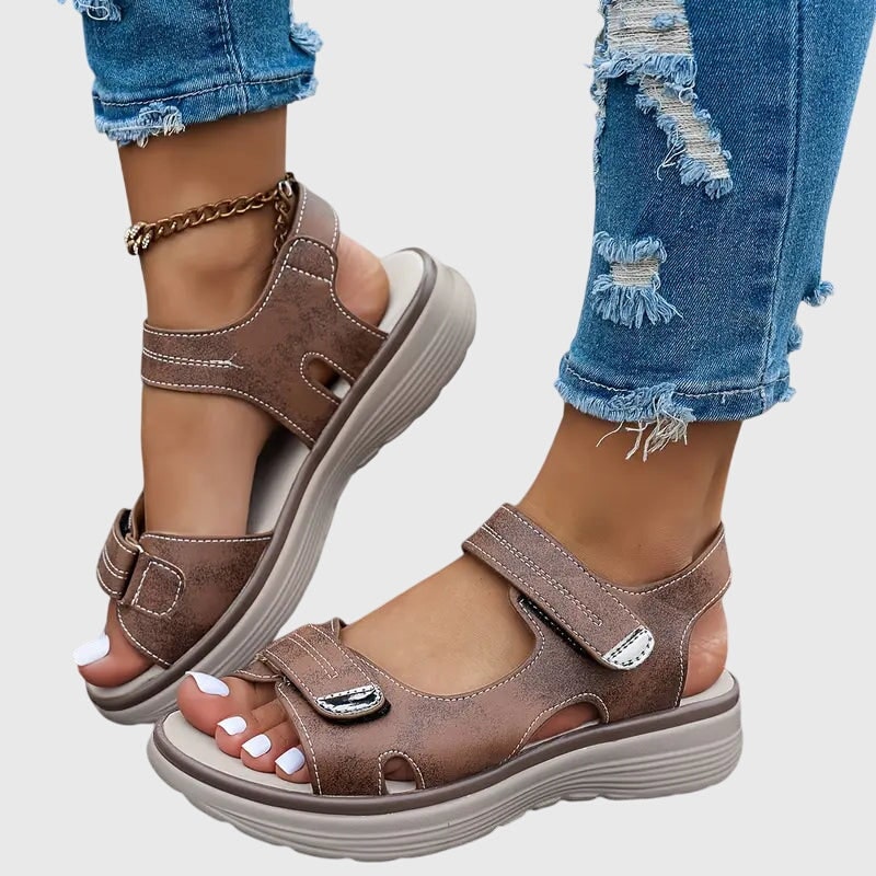 Calzature estive donna: sandali con plateau, comfort, supporto ortopedico e cinturini regolabili.