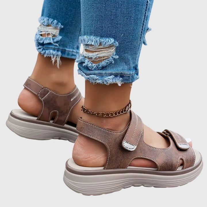 Sandali ortopedici donna con plateau, offrono comfort e supporto arco plantare regolabile.