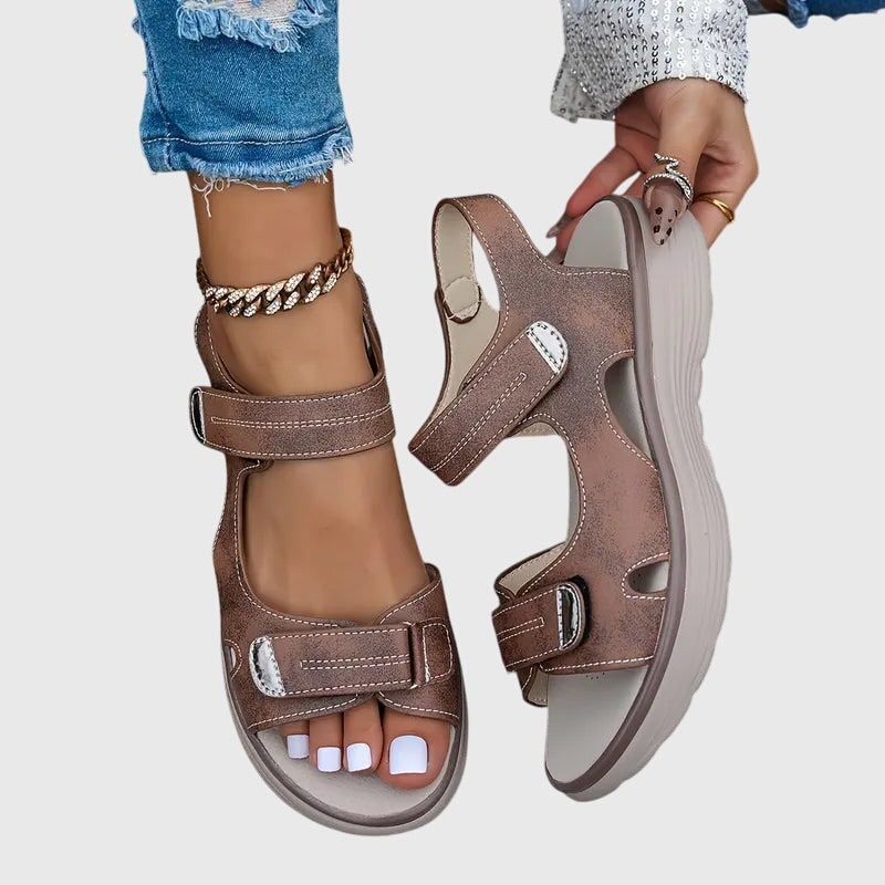 Sandali casual moda donna con plateau, confortevoli e supporto ortopedico regolabile.