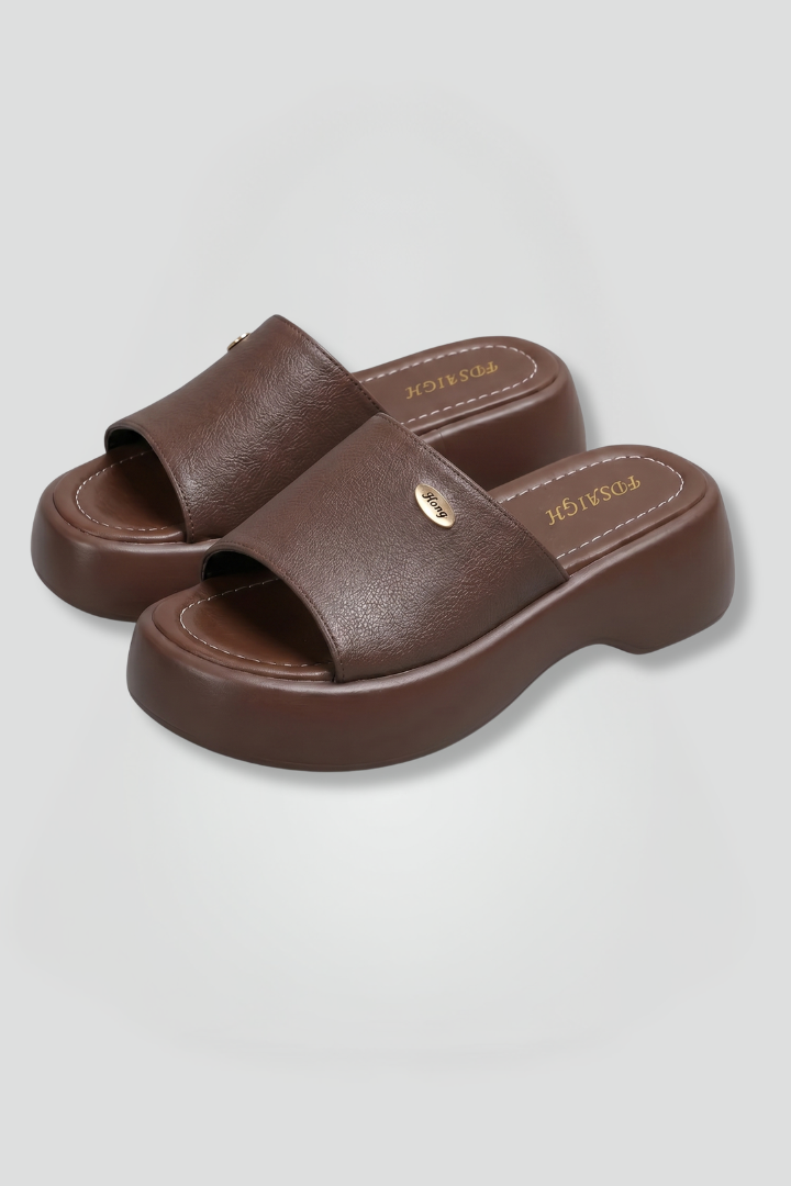 Sandali donna eleganti con plateau e zeppa comoda, punta aperta, perfetti per look estivi alla moda.