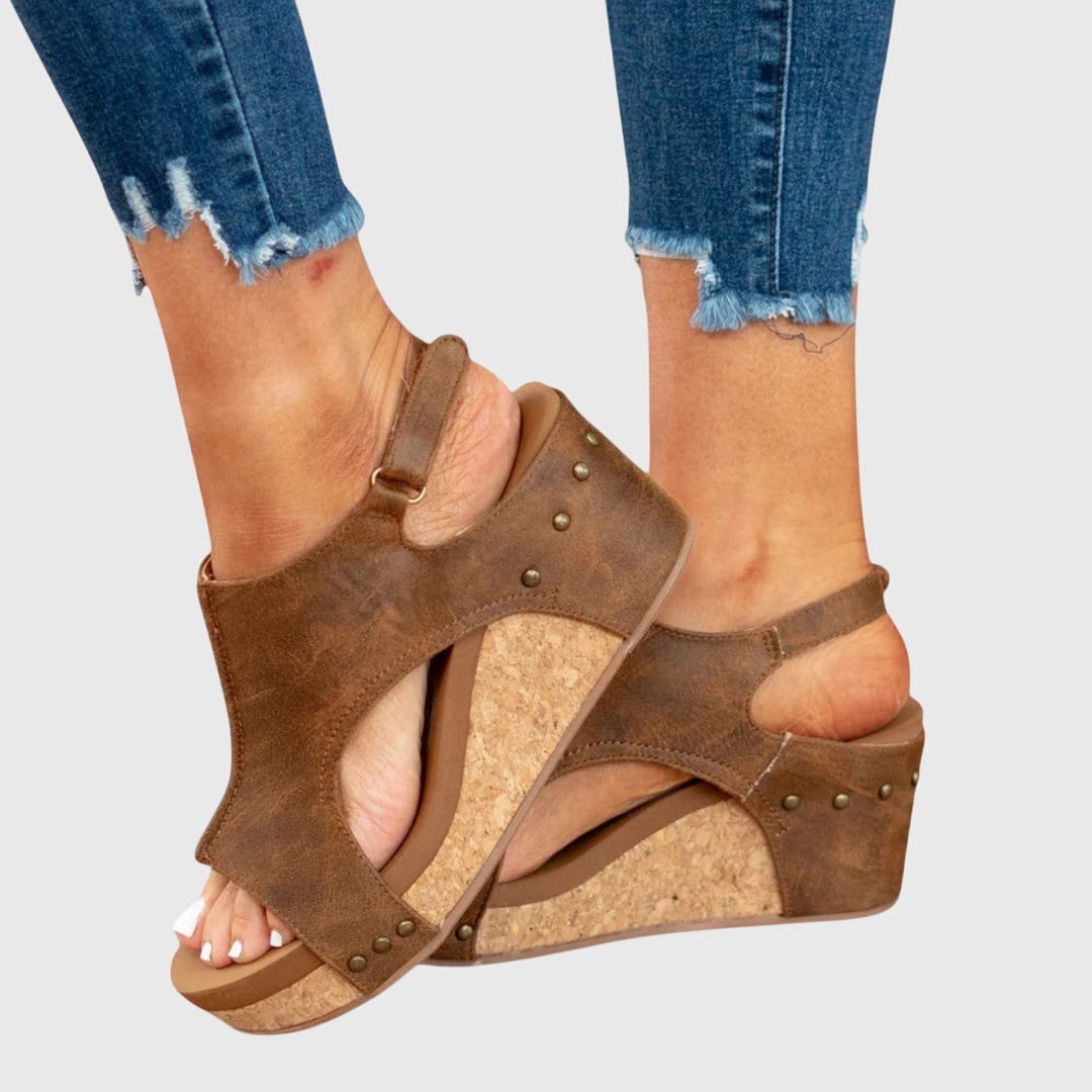 Sandali donna con zeppa platform, stile versatile, per un tocco di eleganza ai tuoi look estivi.