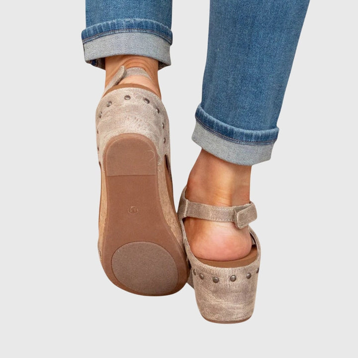 Zeppe donna aperte casual chic, ideali per passeggiate estive, con suola platform robusta.