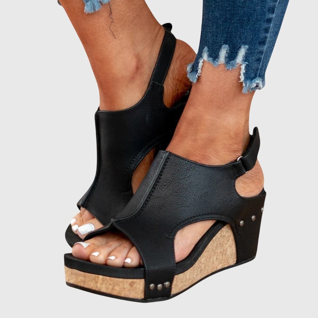 Sandali platform donna con zeppa confortevole, design chic, essenziali per la moda estiva.