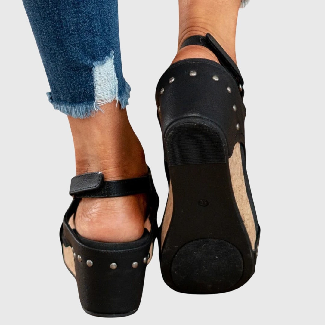 Sandali moda donna con zeppa e platform, look contemporaneo, per un'estate piena di stile.