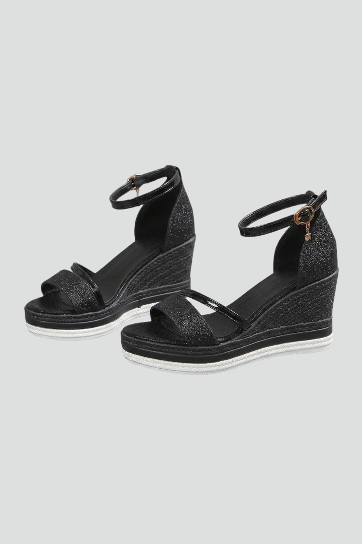 Sandali con zeppa platform scintillanti da donna, cinturino caviglia. Eleganza estiva glam con punta aperta.