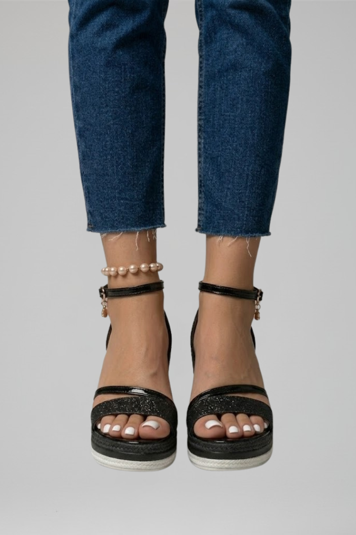Sandali donna eleganti con zeppa platform scintillante e cinturino caviglia. Calzature perfette per l'estate.