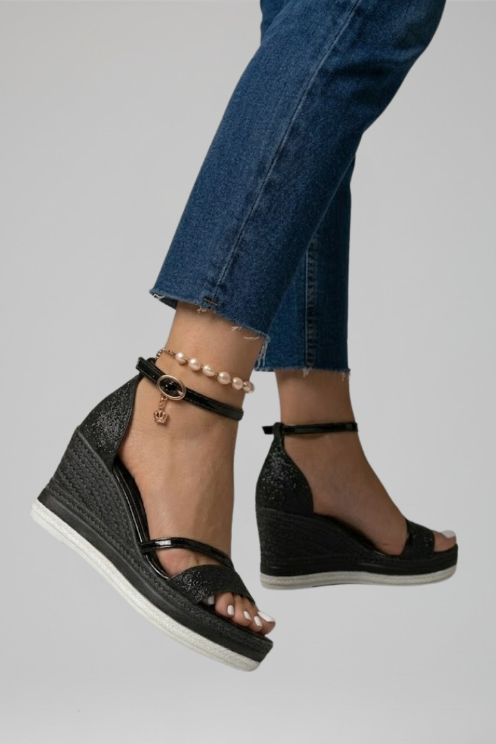 Sandali da passeggio scintillanti con zeppa platform. Scarpe donna glam con cinturino alla caviglia per l'estate.
