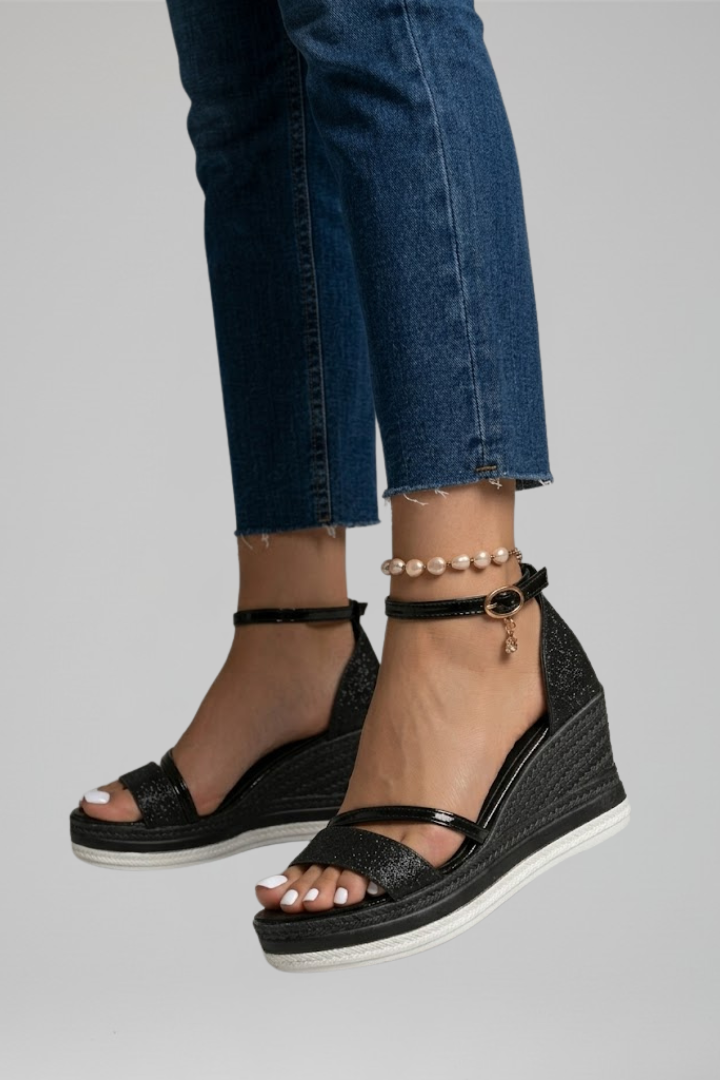Sandali donna con zeppa platform, finitura scintillante e cinturino caviglia. Calzature estive eleganti.