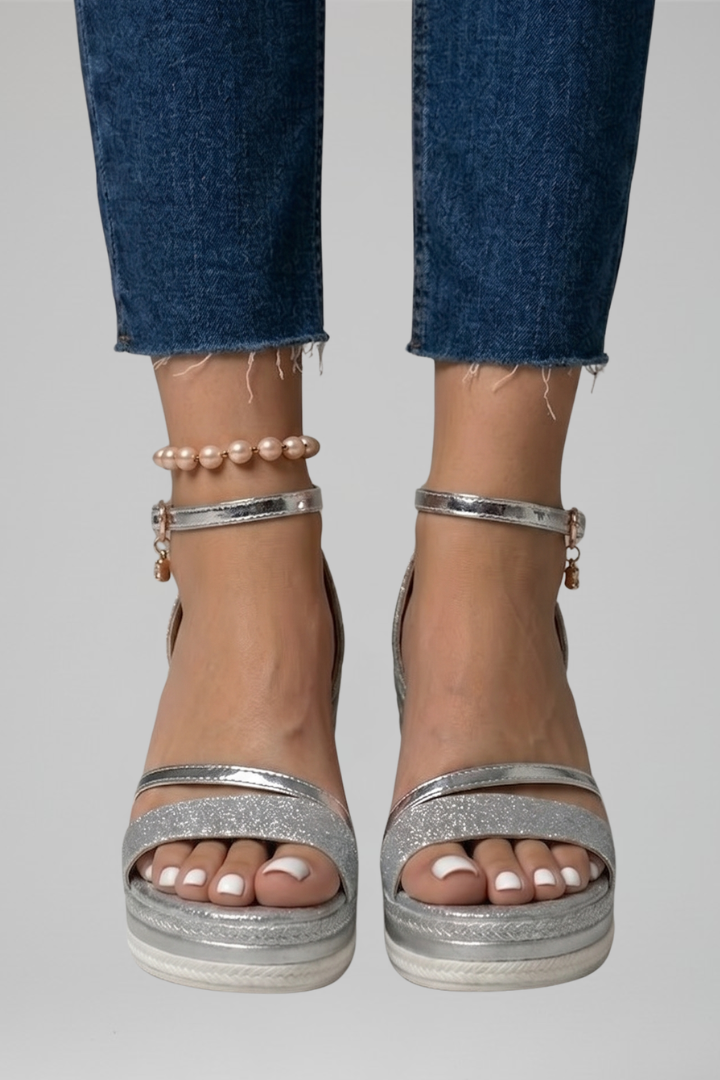 Sandali da donna alla moda con zeppa platform scintillante e cinturino caviglia. Calzature eleganti e comode.