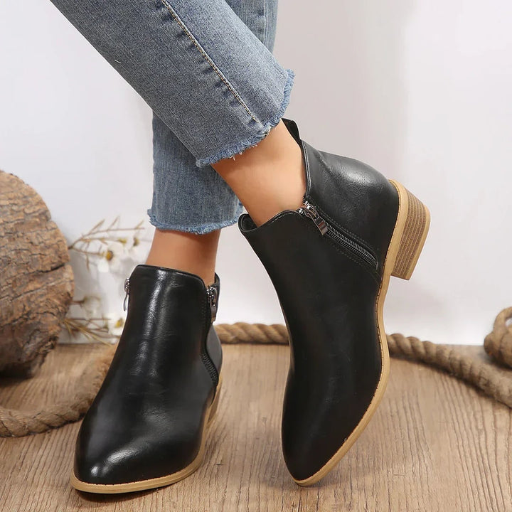 Stivaletti donna neri con punta affusolata, tacco largo comodo e cerniera laterale. Ideali per un look elegante.