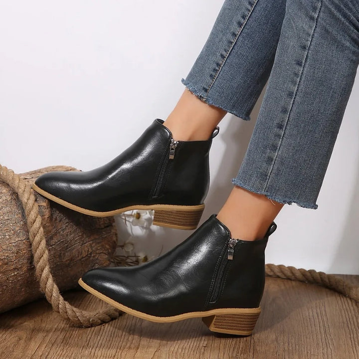 Stivaletti donna marroni eleganti con punta affusolata e tacco largo. Perfetti per outfit primaverili e autunnali.