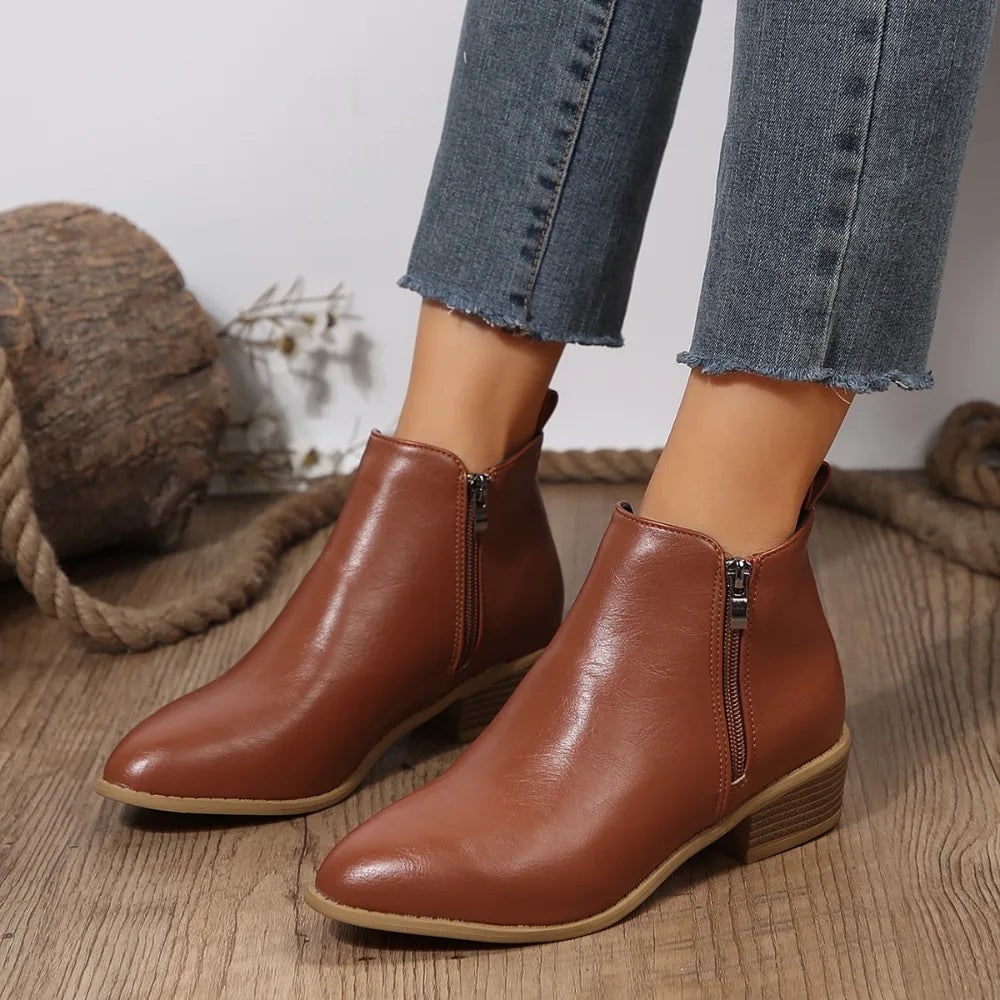 Stivaletti donna comodi con tacco largo e punta affusolata, ideali per look casual chic in autunno e primavera.