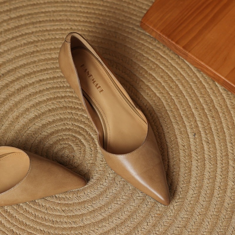 Décolleté comfort per donna, tacco basso e punta affusolata, moda versatile per ogni evento.