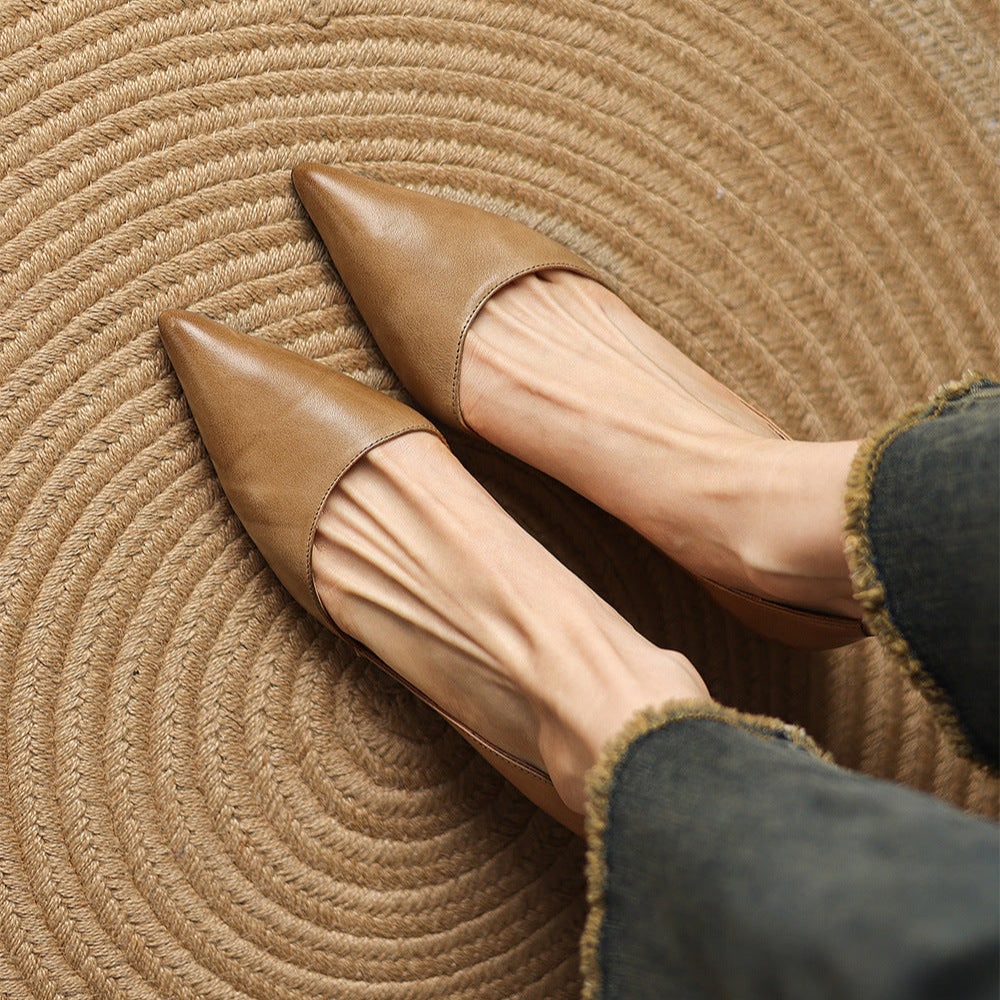 Scarpe décolleté donna con tacco basso, raffinate e comode per ogni occasione, stile chic.
