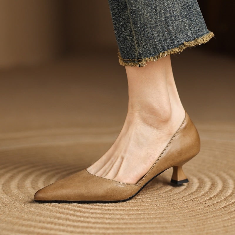 Dettaglio tacco kitten delle décolleté da donna, eleganza discreta e supporto. Calzature donna.