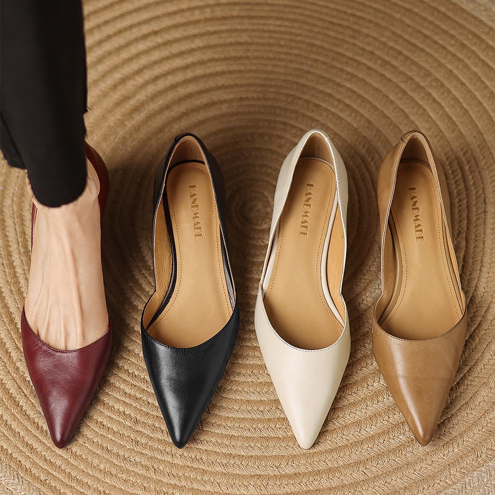 Vista frontale: décolleté a punta affusolata, tacco basso, moda donna elegante e slip-on.