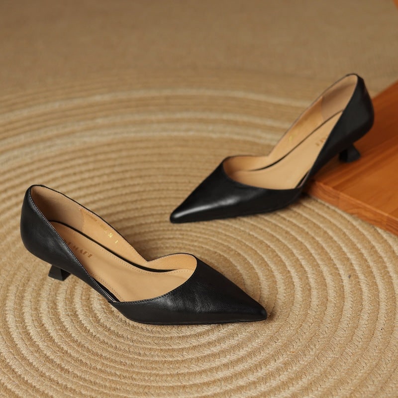 Décolleté da donna con tacco kitten, punta affusolata, stile e comfort garantiti. Moda donna.