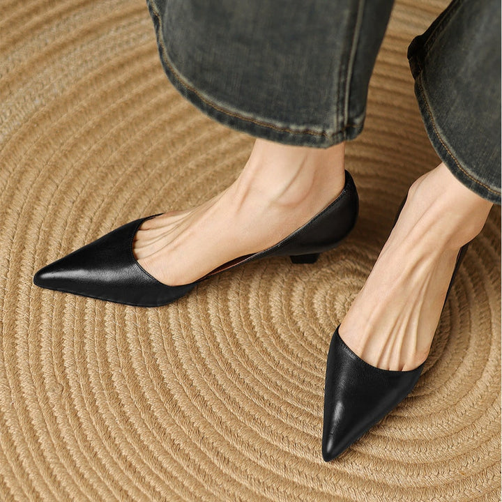 Décolleté nere slip-on, tacco basso e punta affusolata per un tocco di classe. Scarpe versatili.